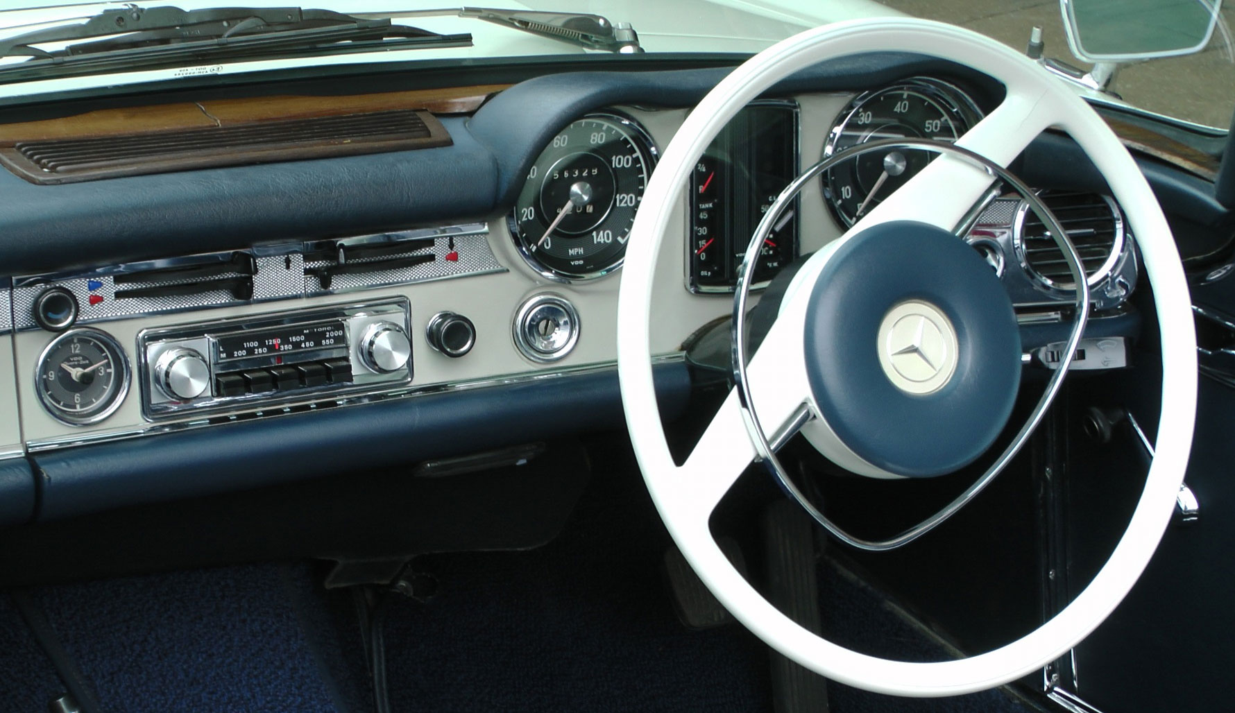 vintage-mercedes-benz-dashboard