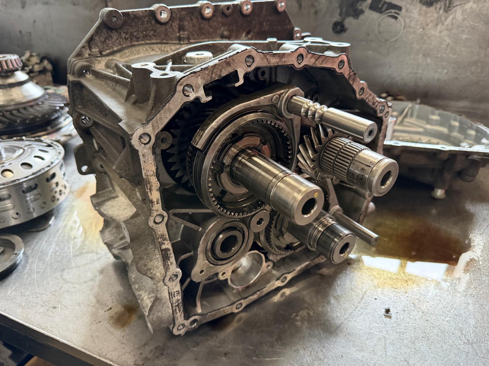 Gearbox building on tabel